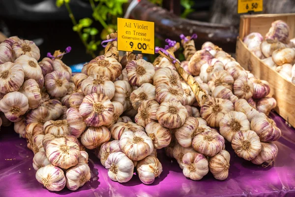 Knoblauchsträuße auf einem Bauernmarkt — Stockfoto