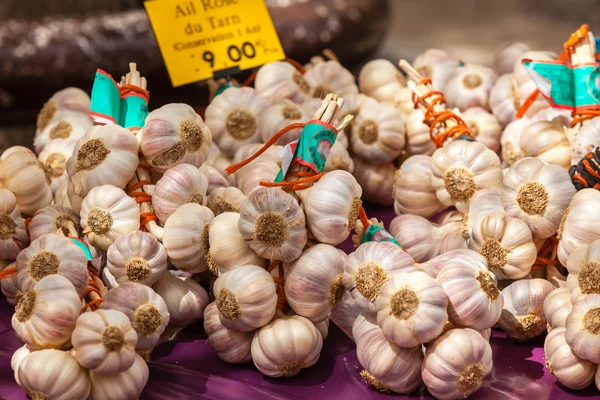 Bir çiftçi pazarda sarımsak demetleri — Stok fotoğraf