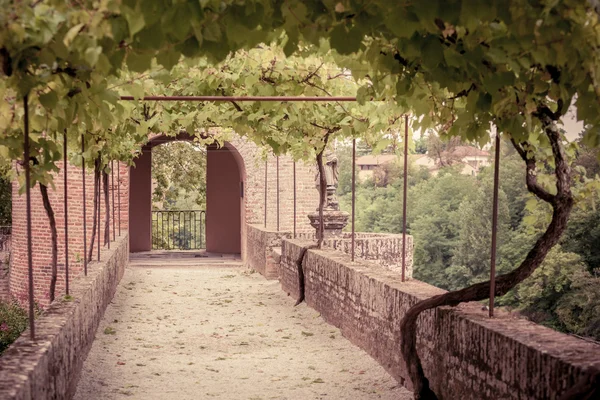 Callejón del Palais de la Berbie Gardens en Albi , — Foto de Stock