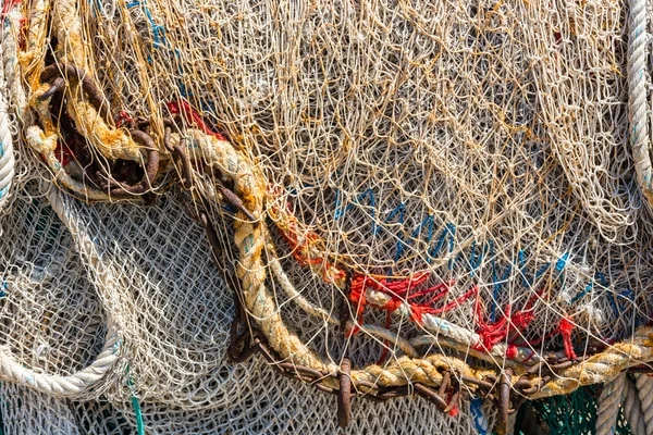 Eski renk balık ağlarına ve halatlar — Stok fotoğraf