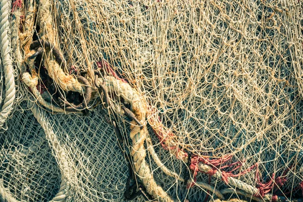 Eski balık ağlarına ve halatlar — Stok fotoğraf