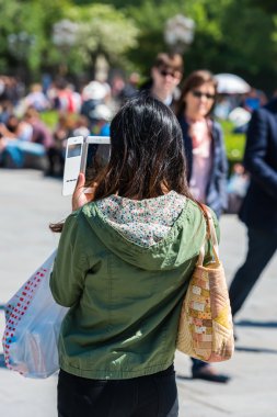 kadın fotoğraf çekme