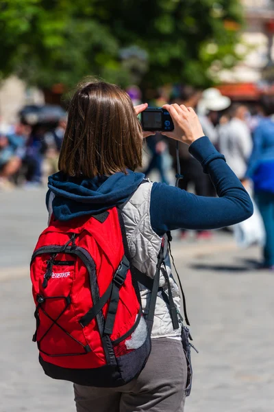 Mujer tomando una foto — Foto de Stock