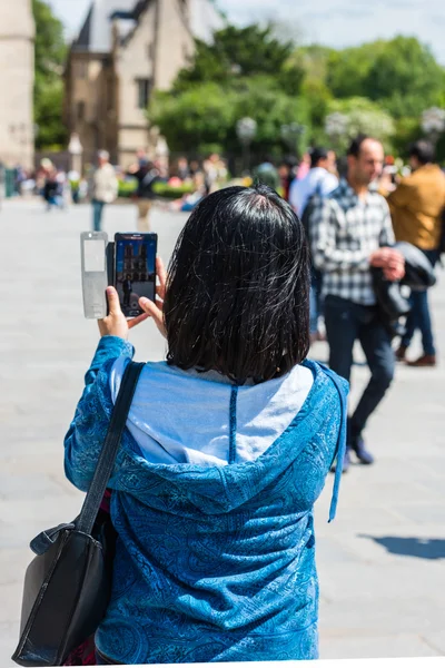 Mujer tomando una foto — Foto de Stock