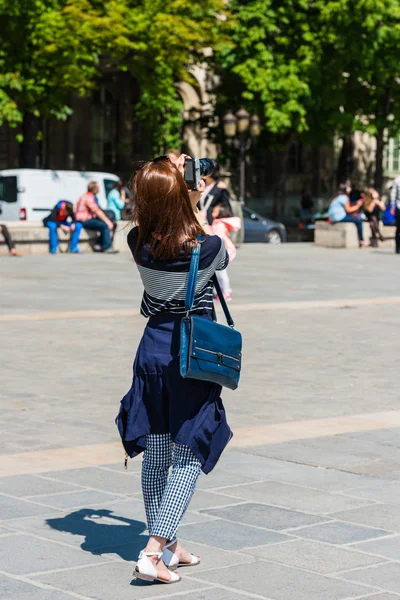 Woman taking a photo — Stock Photo, Image