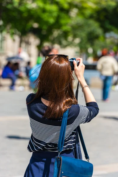 Frau macht ein Foto — Stockfoto