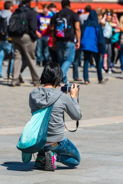 Frau macht ein Foto — Stockfoto