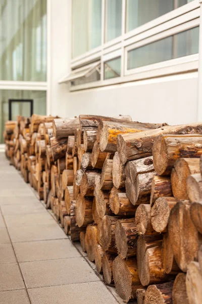 Logs pilha de madeira perto da parede da casa — Fotografia de Stock