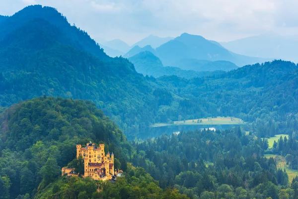 Vista al castillo de Hohenschwangau bávaro — Foto de Stock