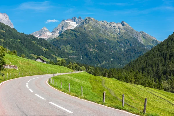 Estrada virar nas montanhas — Fotografia de Stock