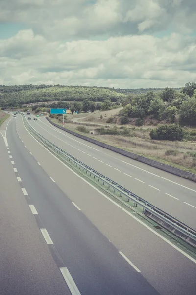 Autobahn durch Frankreich zur Sommerzeit — Stockfoto