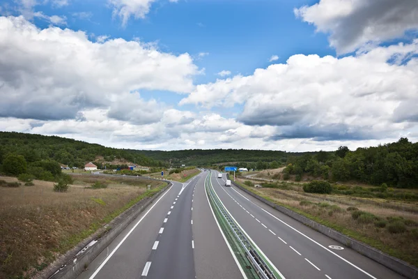 Autobahn durch Frankreich zur Sommerzeit — Stockfoto