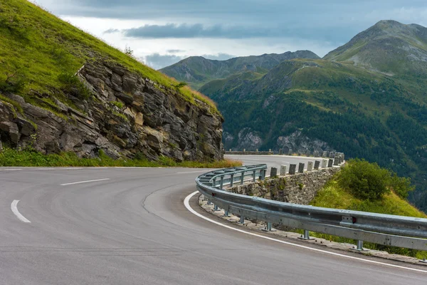 Serpentinenstraße biegt in Berge ab — Stockfoto