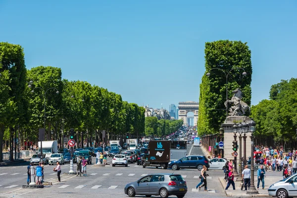 Kilátás nyílik a Champs-Élysées sugárút Párizsban — Stock Fotó