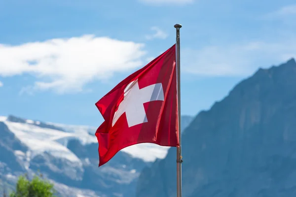 Bandeira suíça contra montanhas dos Alpes — Fotografia de Stock