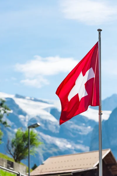 Bandeira suíça contra montanhas dos Alpes — Fotografia de Stock