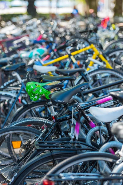 O grande número de bicicletas da cidade em um estacionamento — Fotografia de Stock