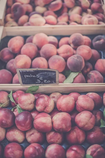 Reife frische Pfirsiche auf dem Bauernmarkt — Stockfoto