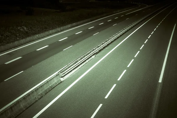 Autobahn durch Frankreich zur Sommerzeit — Stockfoto