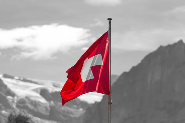 Schweizer Flagge gegen die Alpen — Stockfoto
