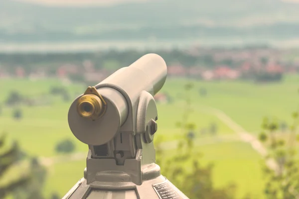 Imagen de un telescopio con vista al paisaje rural —  Fotos de Stock