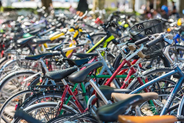 駐車場に大きな市自転車数 — ストック写真