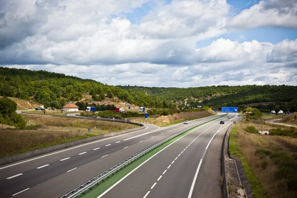 Autobahn durch Frankreich zur Sommerzeit — Stockfoto