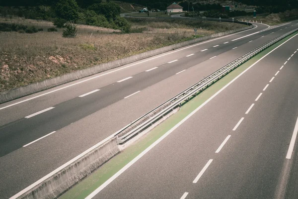 Autobahn durch Frankreich zur Sommerzeit — Stockfoto