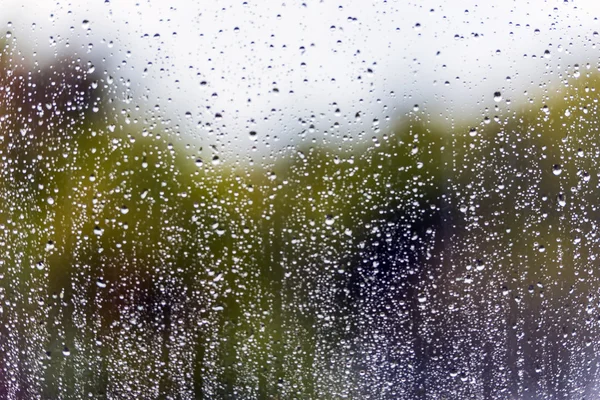 Капли дождевой воды на оконное стекло — стоковое фото