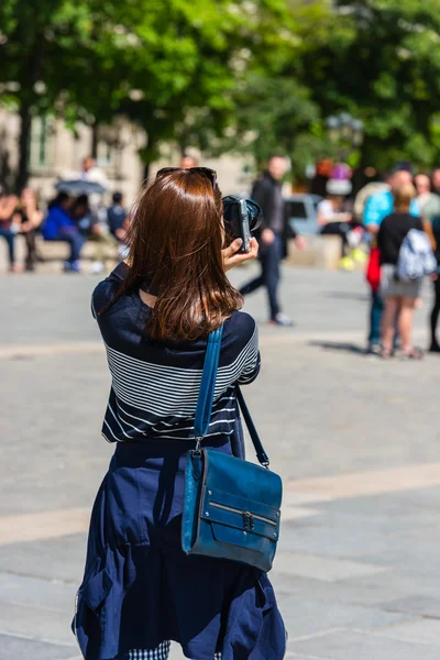 Young woman taking a photo — Stock Photo, Image