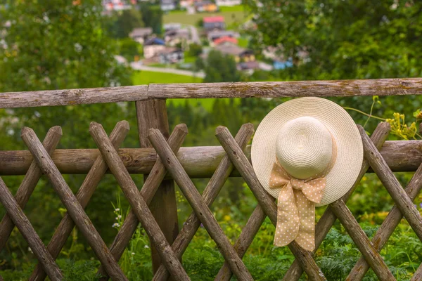 Sombrero de verano femenino colgando — Foto de Stock