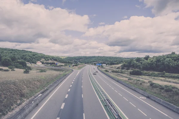 Autobahn durch Frankreich zur Sommerzeit — Stockfoto