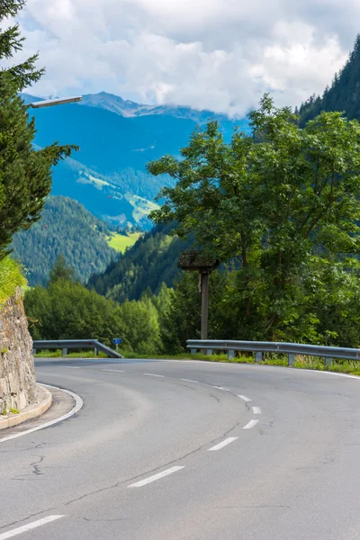 山区道路转弯 — 图库照片