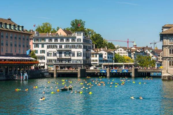 Menschen haben Spaß beim Schwimmen — Stockfoto