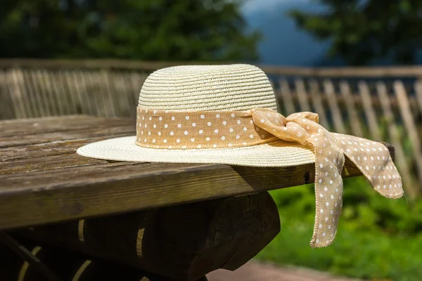 Cappello estivo femminile posa — Foto Stock