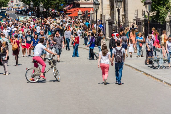 Hordas de turistas em uma rua de Paris, França — Fotografia de Stock