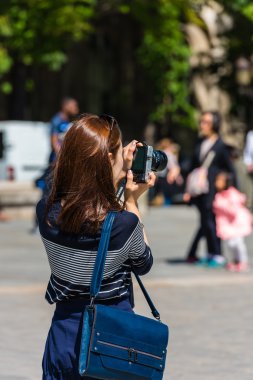Genç bir kadın fotoğraf çekiyor.