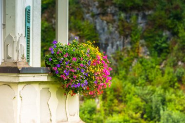 Evin cephe Balkonlu ve çiçekler