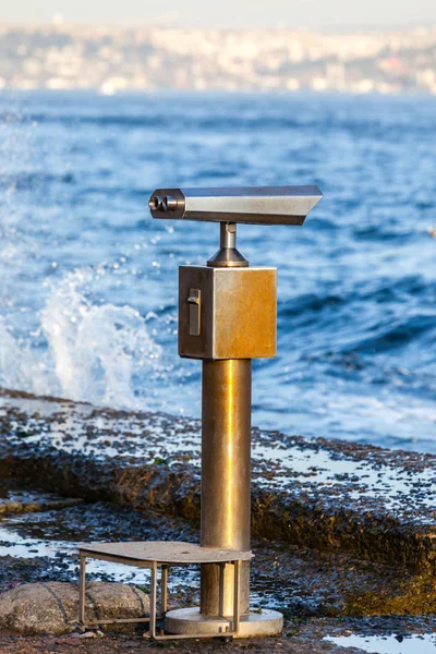 Telescópio com vista para o mar — Fotografia de Stock