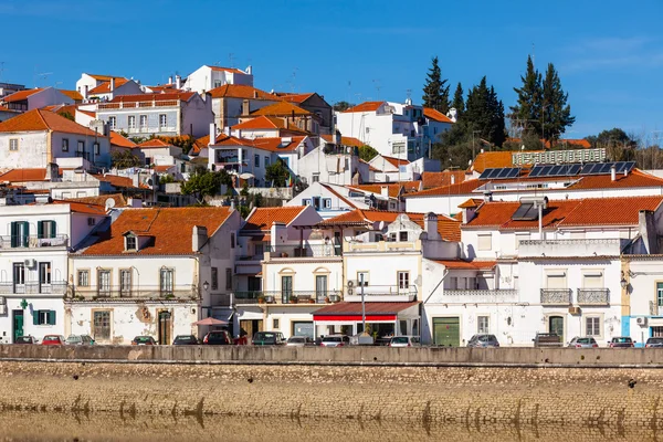 Алькасер-ду-Саль около реки Садо в Португалии — стоковое фото