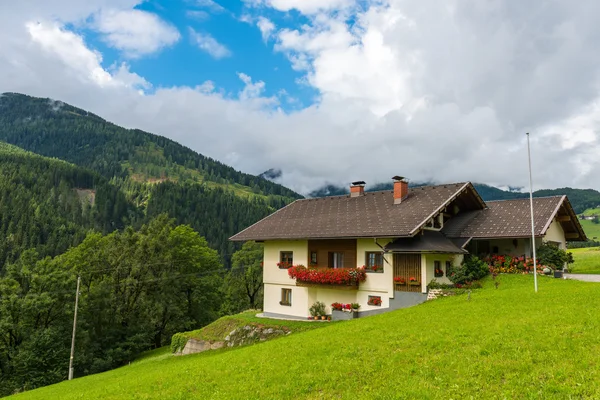 Casa alpina tradicional — Fotografia de Stock