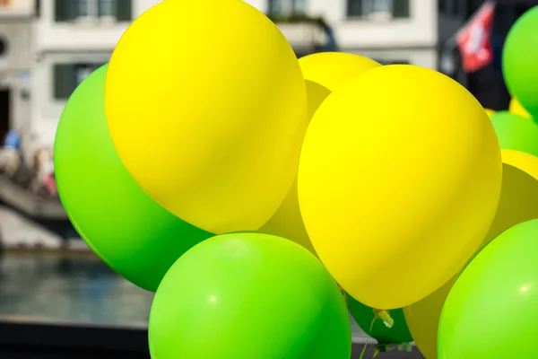 Heldere gele en groene ballonnen — Stockfoto