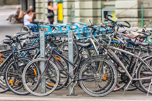 Ciudad Bicicletas en un aparcamiento —  Fotos de Stock