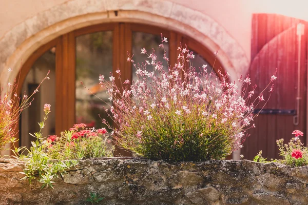 Fasáda domu s balkónem a květiny — Stock fotografie