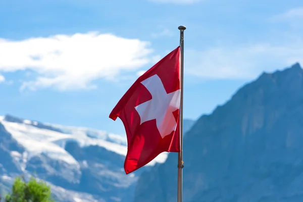 Bandeira suíça contra montanhas dos Alpes — Fotografia de Stock