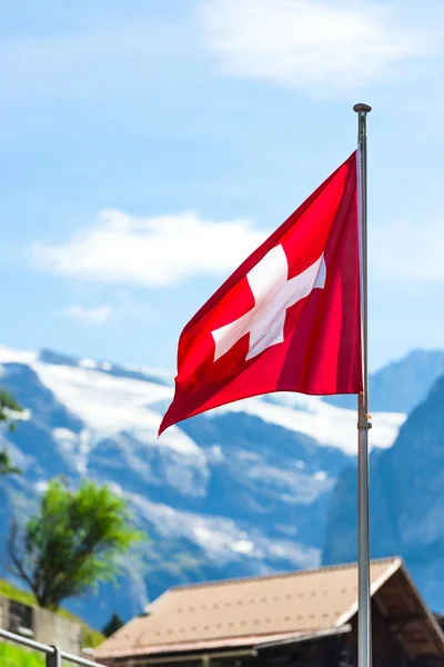 Bandeira suíça contra montanhas dos Alpes — Fotografia de Stock