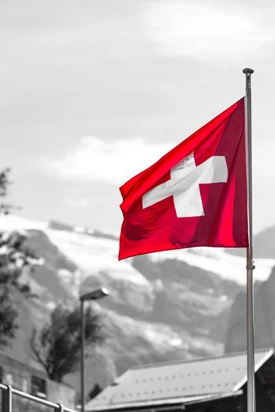 Schweizer Flagge gegen die Alpen — Stockfoto