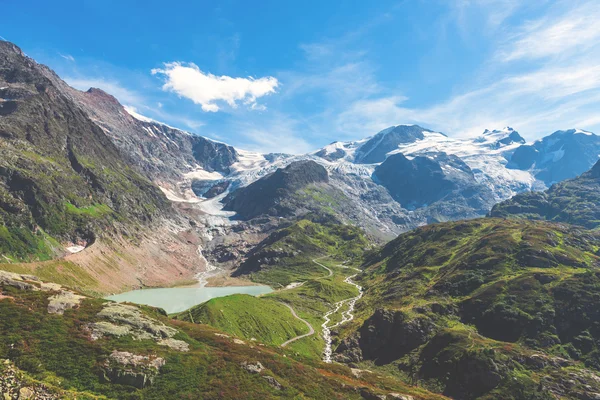 Le col Susten relie la vallée de Reuss au pied du Gottha — Photo