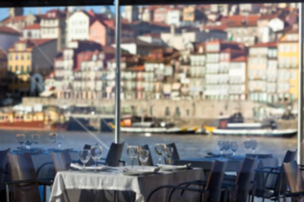 Tables de restaurant confortables prêtes pour le service Images De Stock Libres De Droits