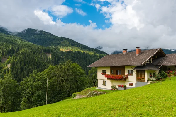 Traditionella alpina hus Stockbild